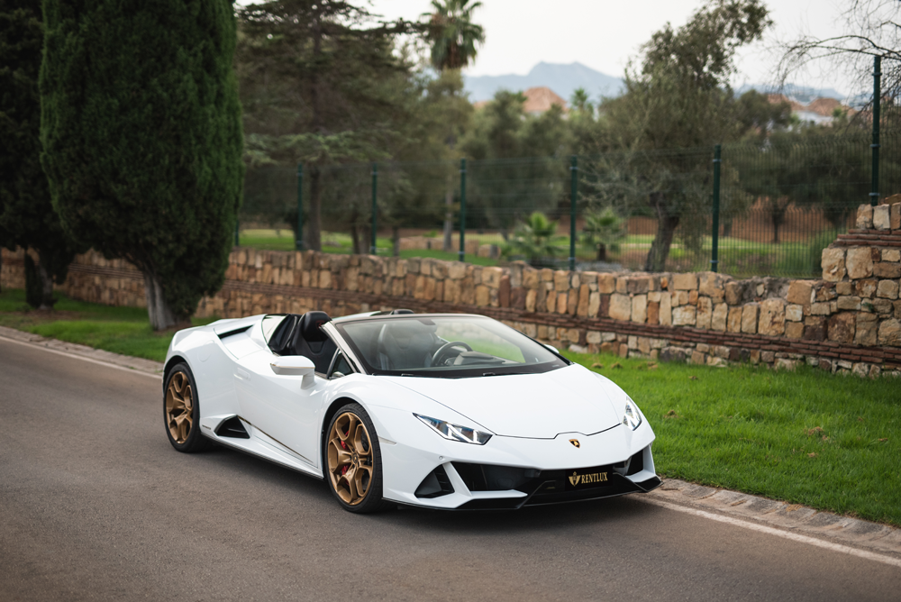 parte lateral lamborghini huracan evo spyder blanco